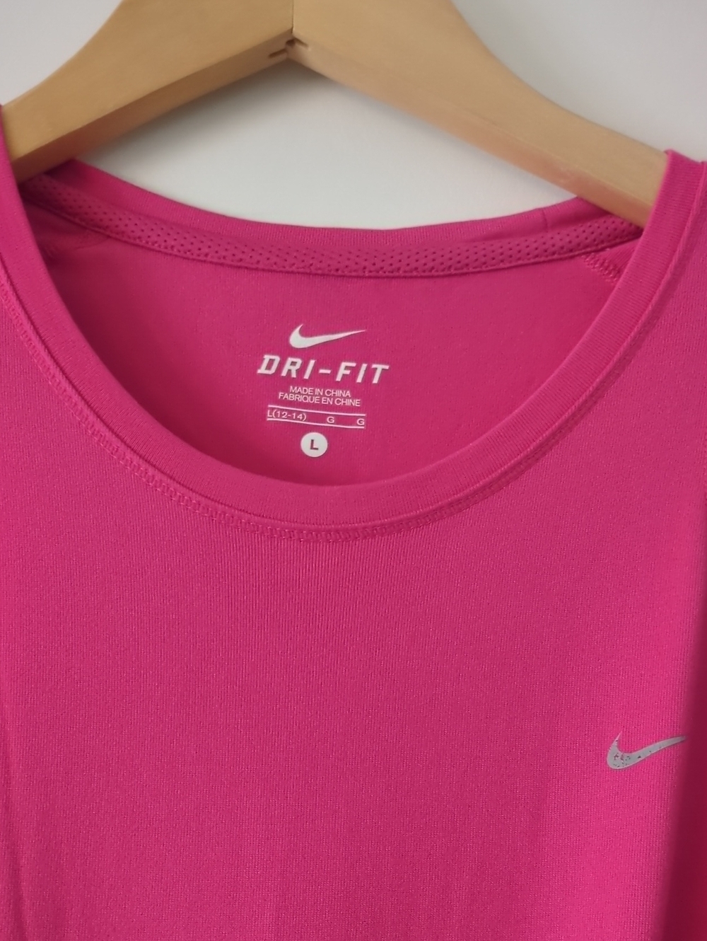 Nike Women’s Hot Pink Short Sleeve Athletic Running Gym Yoga Outdoor Hiking Tee - Picture 2 of 5